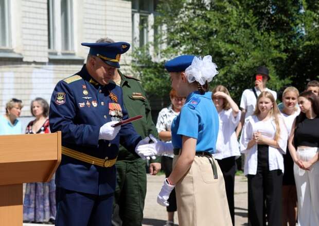 Военнослужащие Энгельсского соединения дальней авиации наградили юнармейцев знаками отличия «Юнармейская доблесть»