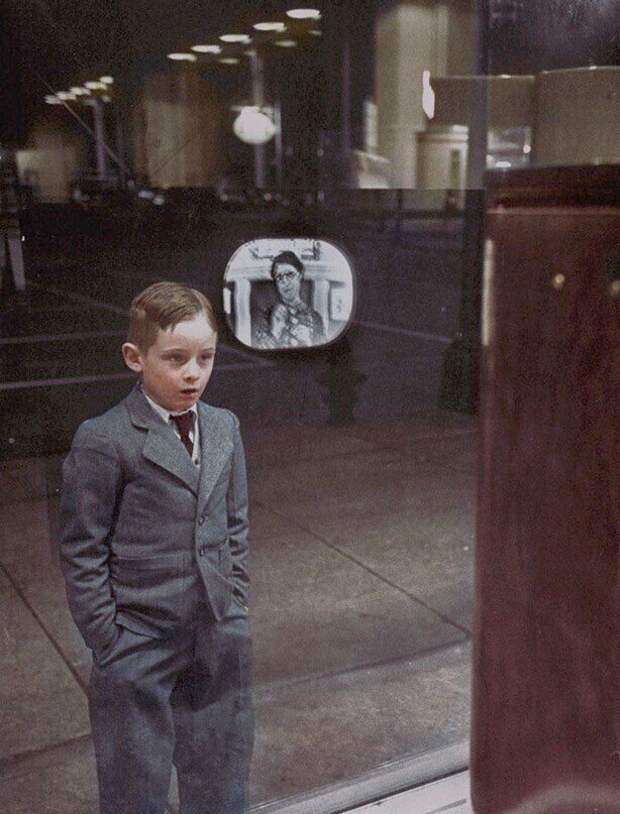 Мальчик впервые смотрит телевизор в окне магазина приборов. Нью-Йорк, 1948 год