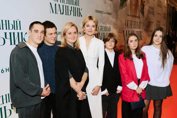 Анна и Надежда Михалкова с детьми: Сергеем, Андреем, Иваном, Лидией и Ниной