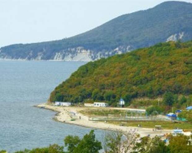 Вид на горы и пляж на берегу Черного моря.