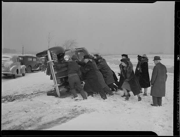 Подборка автомобильных аварий в Америке в 1930—1950 годах