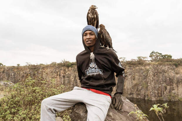 OC: житель Кении стал известным в сети благодаря помощи раненым птицам