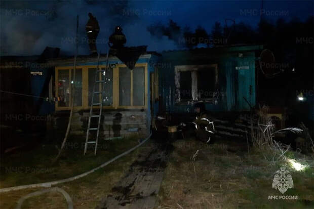 На Сахалине школьница спасла из горящего дома маленького брата