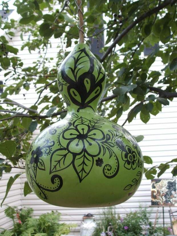 painted gourd, I'd like to do this. My cousin was given a vase like this--really nice!: 
