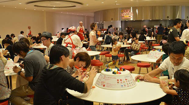 Посетители музея подписывают стаканчики с лапшой собственного приготовления. /Фото:sakura-house.com