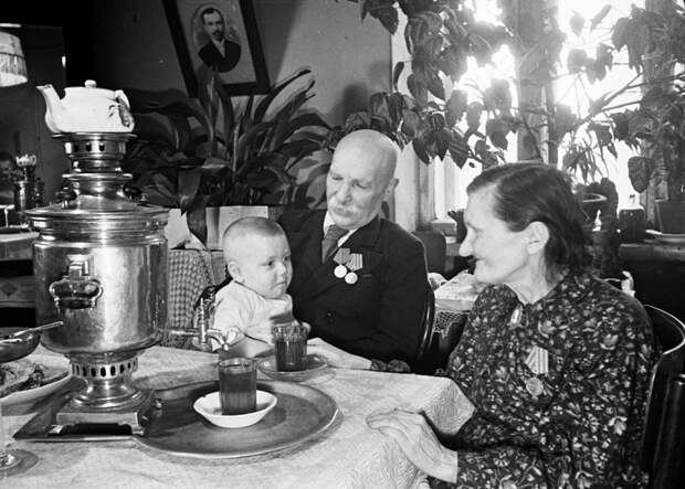 20 постановочных фото со счастливыми советскими людьми