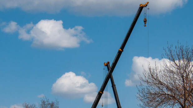 Водитель манипулятора протаранил стрелой опору моста в Москве