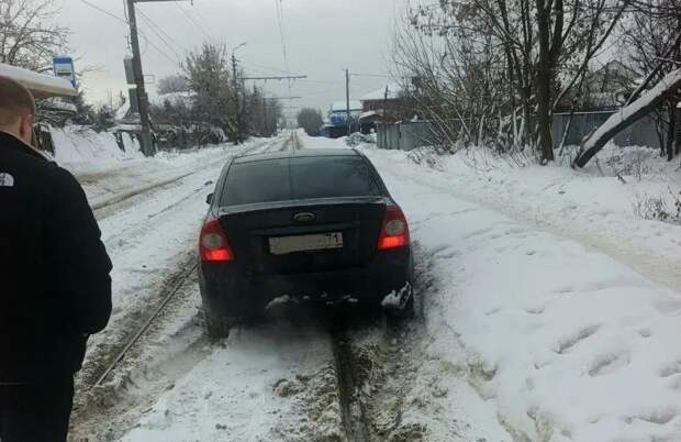 В Туле с начала года зафиксировано более 70 случаев неправильной парковки на трамвайных путях