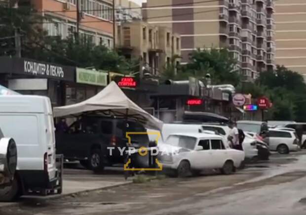 В Краснодаре мигрант во время ссоры протаранил внедорожник: пострадал ребенок