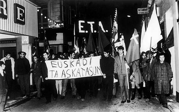 Демонстрация в поддержку осужденных боевиков ЭТА в Байонне, Франция, 30 декабря 1970 года. Фото: Keystone-France / Gamma-Keystone / Getty Images / Fotobank.ru