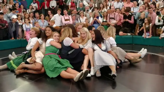 Катание девушек в юбках на колесе в Германии вызвало нездоровый ажиотаж