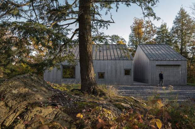 Лесной коттедж с металлической крышей в Канаде