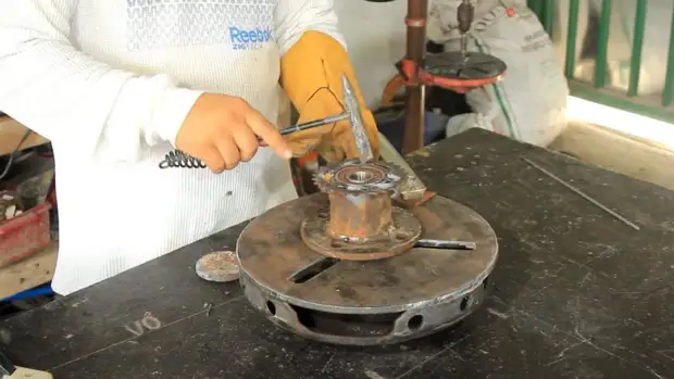 Поворотный сварочный стол из автомобильных дисков