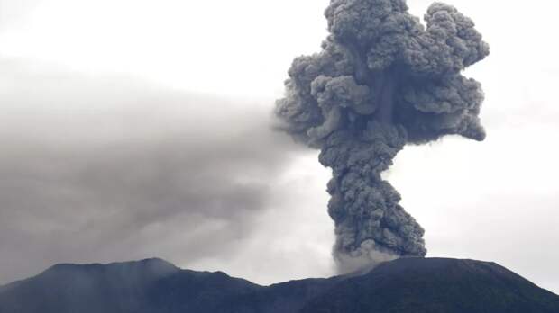 Не менее 1 тысячи человек эвакуированы в Индонезии в связи с извержением вулкана