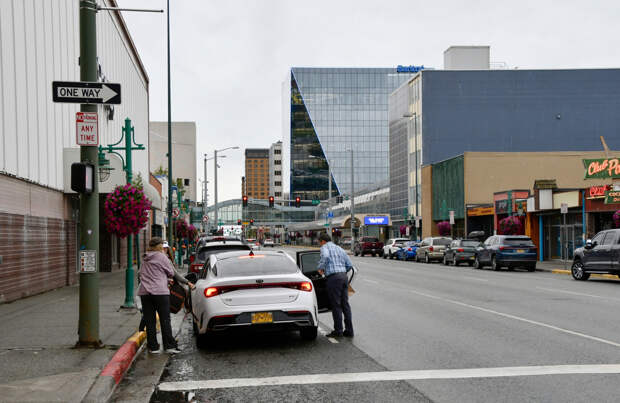 С улиц Аляски начали убирать бомжей