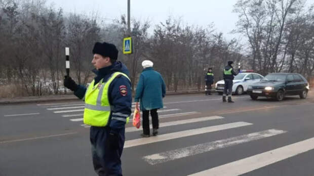 В ГАИ разъяснили, надо ли ждать, пока пешеход перейдет дорогу, или можно ехать сразу