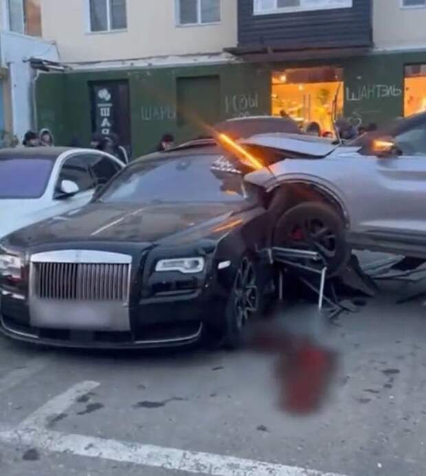 Geely Coolray врезался в припаркованный Rolls-Royce в Махачкале