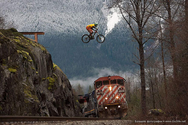 Прыжок велосипедиста над поездом