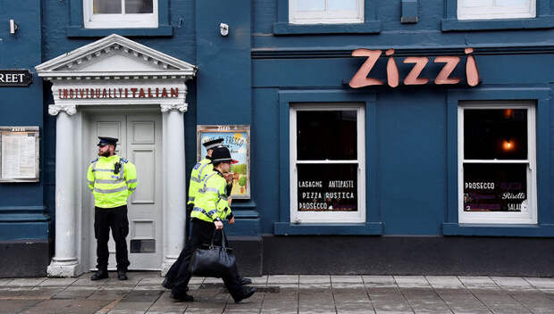 Полицейское оцепление около ресторана, который был закрыт после инцидента с бывшим российским...