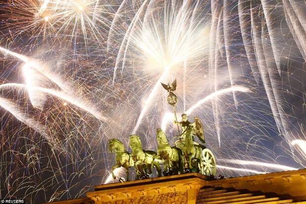 Берлин, Германия. Бранденбургские ворота города мира, новогодний, новый год, новый год 2018, празднование, фейерверк, фейерверки