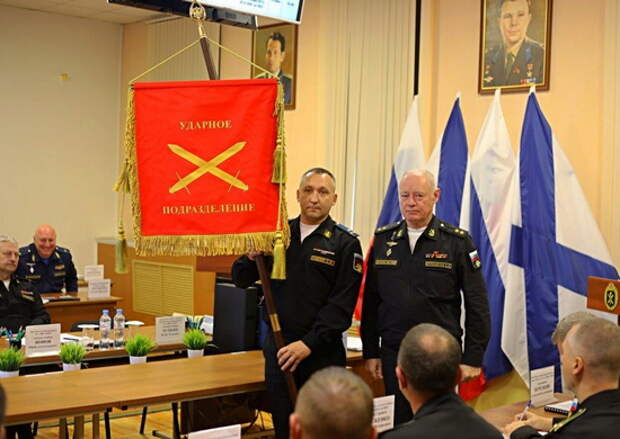 Командующий армией ВВС и ПВО Северного флота вручил вымпелы ударным подразделениям