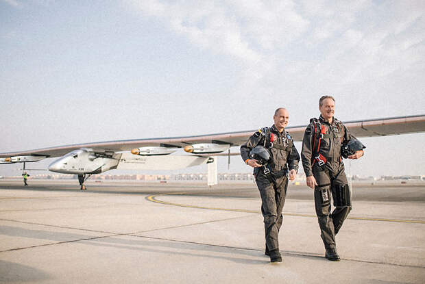 Солнечный самолет Solar Impulse 2 вылетает в кругосветное путешествие