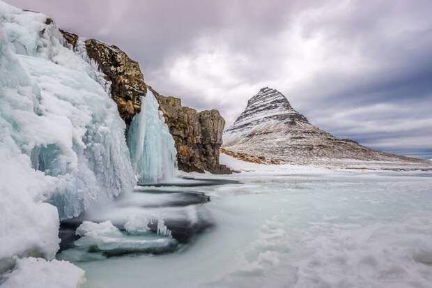 У подножия горы Киркьюфетль (Kirkjufell) исландия, красиво, красивый вид, природа, путешествия, туризм, фото, фотограф