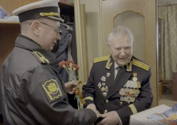 Курсанты Морского корпуса поздравили ветерана Великой Отечественной войны с Днём Победы
