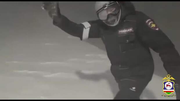 В Якутии полицейские спасли мужчину, пропавшего во время пурги из-за снегохода