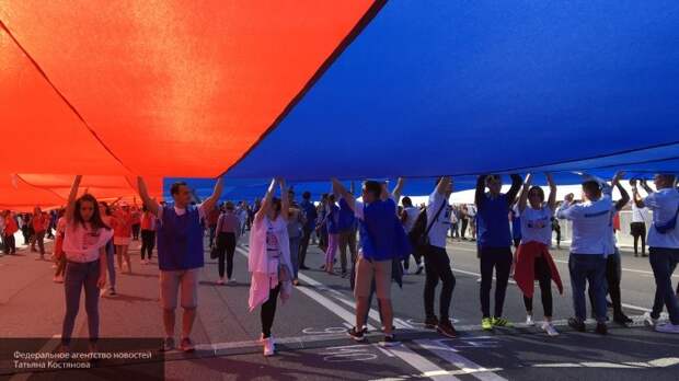 Депутат Госдумы назвал празднование Дня российского флага уважением к символу России