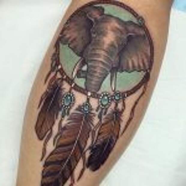 на руке ловец снов и слон женское тату