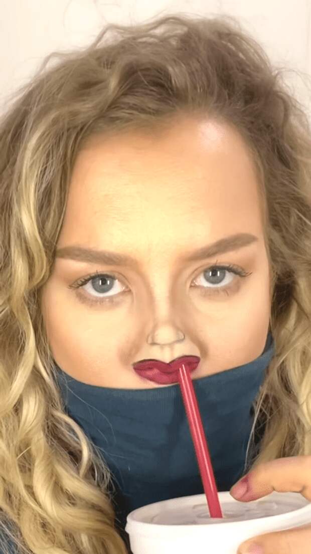 Новый безумный тренд макияжа на карантине: девушка показала, как нарисовать маленькое лицо на носу