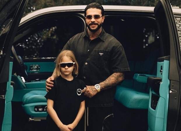 Папа заикается, мама паникует — раскрыта правда о характере дочери Тимати