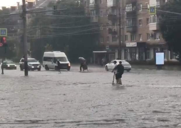 В Туле два любовника пытались форсировать подтопленную дорогу на электросамокате