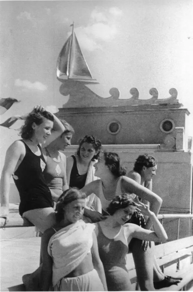 Подготовка к соревнованиям на открытой воде, Москва, 1938 год. Подготовка к соревнованиям на открытой воде, Москва, 1938 год.