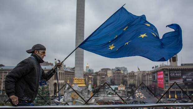 Человек с флагом Евросоюза на площади Независимости в Киеве
