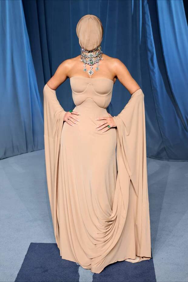 На вечере Academy Museum Gala Ким Кардашьян можно было бы заменить менекеном, но она пришла сама На вечере Academy Museum Gala Ким Кардашьян можно было бы заменить менекеном, но она пришла сама