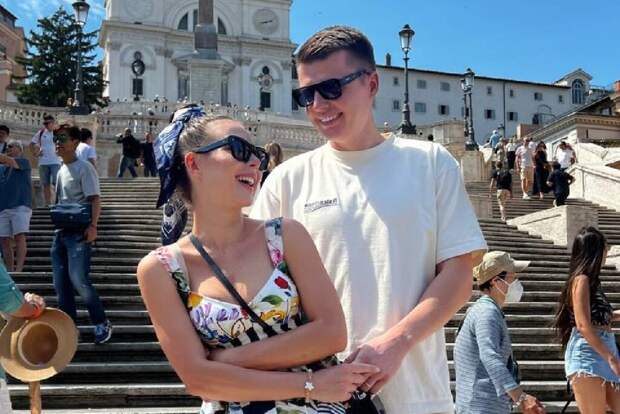 Лерчек и ее мужу продлили домашний арест