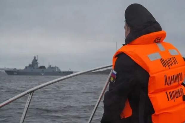 Отряд боевых кораблей ВМФ РФ вместе с атомной многоцелевой подлодкой взял курс