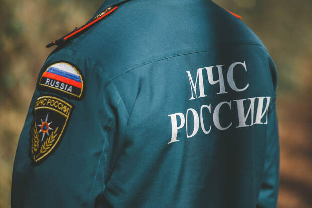 МЧС: спасатели тушат пожар на тысячу "квадратов" в станице Голубицкой