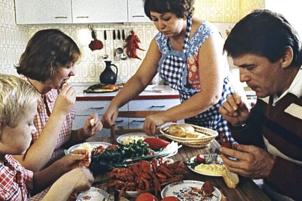 Рыбный день в кубанской семье. 1980-ые. Фото: Петшаковский / РИА Новости