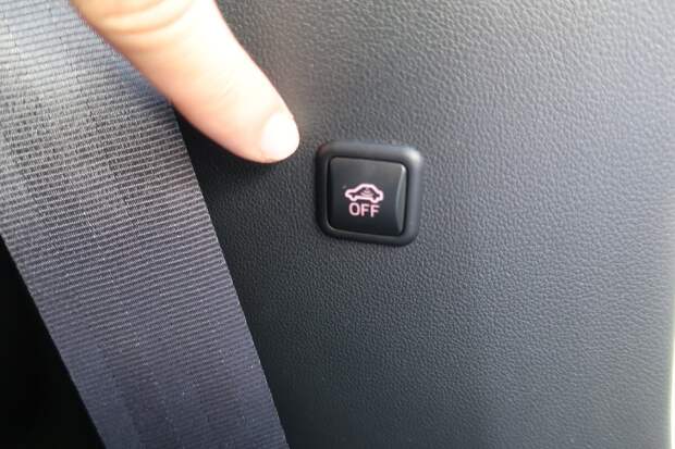 кнопка в салоне автомобиля