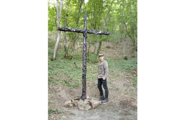 300-килограммовый крест из осколков мин и снарядов водрузил житель Новороссийска на горе Колдун