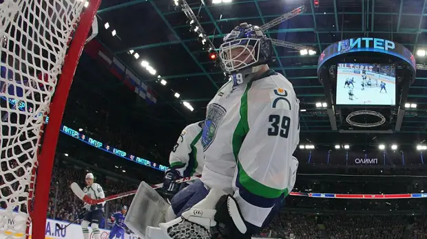 Голкипер «Ак Барса» Шарыченков пропустил шайбу после броска от красной линии в матче с «Барысом»