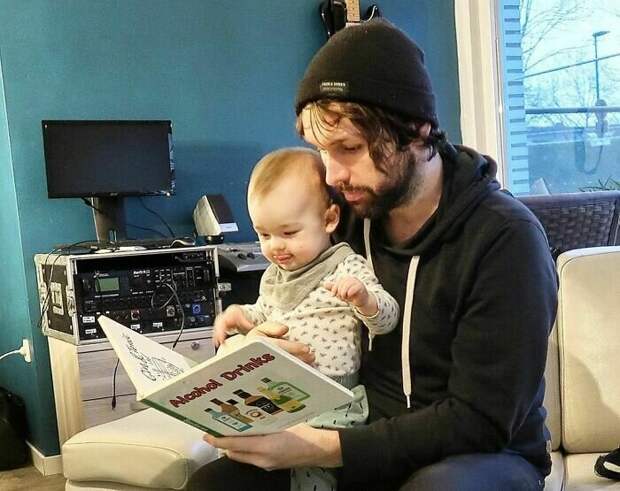 Обожаю, когда папа мне читает книжки с картинками!