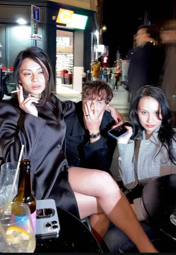 Диана Коркунова с друзьями