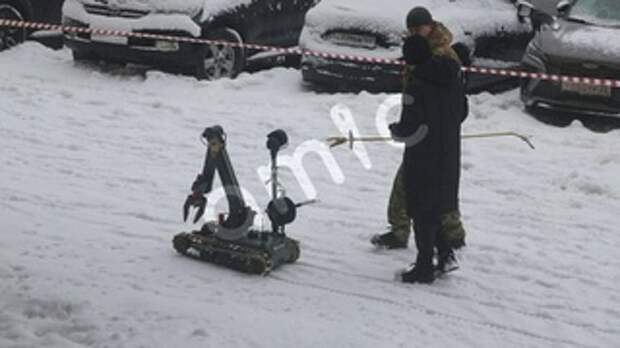 Робот-сапер возле бизнес-центра