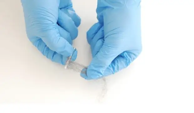 Такая хитрость поможет зафиксировать шуруп временно, но на постоянную основу лучше выбрать другой способ / Фото: ujut-v-dome.ru