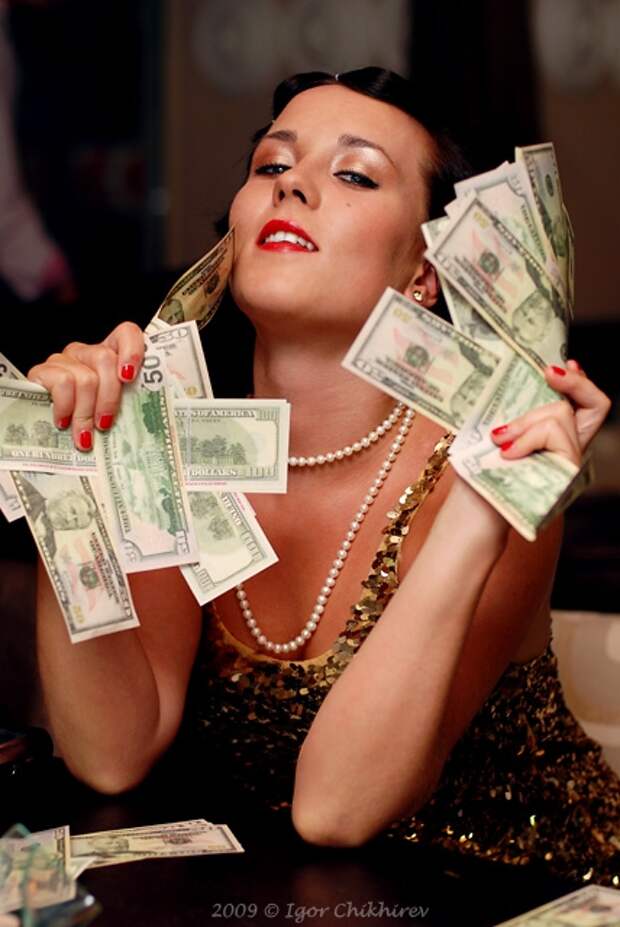 Дам деньги главная. Женщина с деньгами. Красивая женщина с деньгами. Богатая женщина с деньгами. Фотосессия с деньгами.