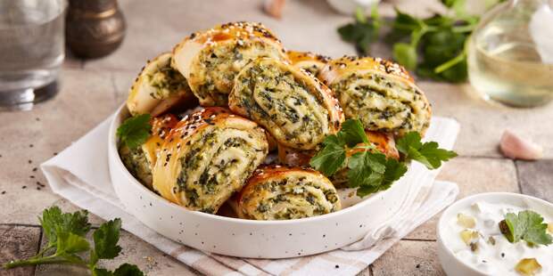 Рулетики из слоёного теста с зеленью и сыром